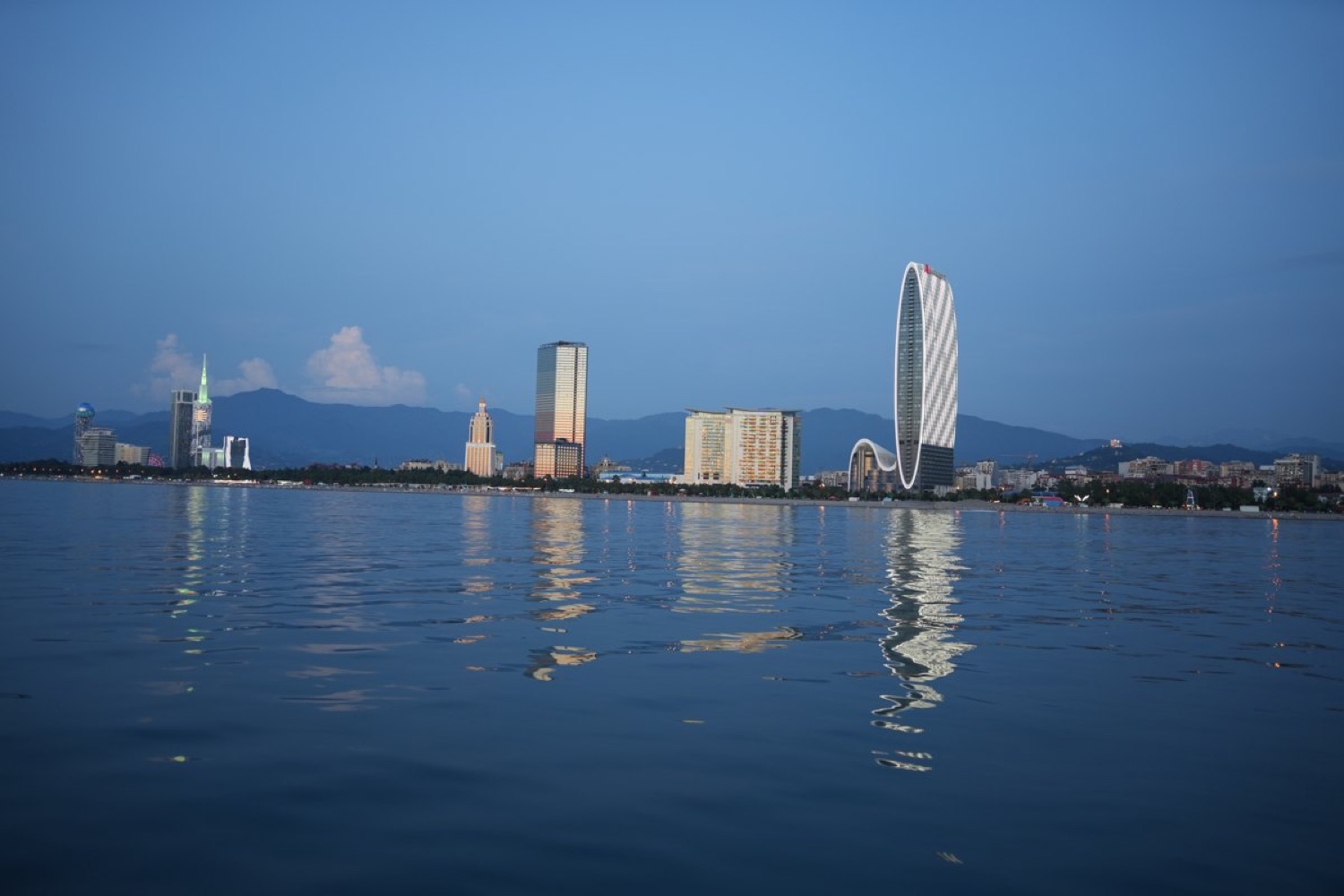 巴统 · 黑海海滨与欧洲广场